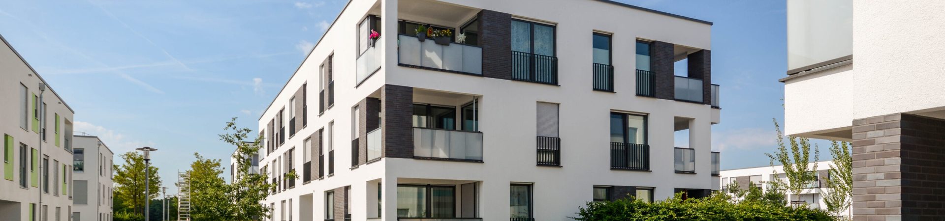 Moderne Neubau Immobilien, Mehrfamilienhäuser in neuer Wohnanla